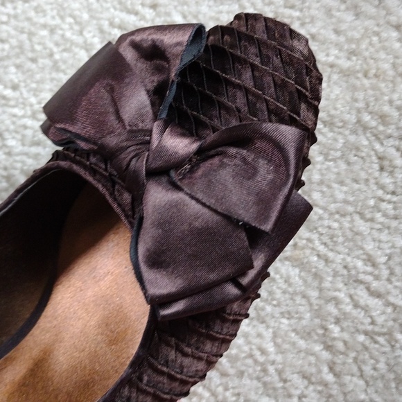 J. Renee women's dark brown satin heels. Mint condition. Size 8 - Picture 3 of 12